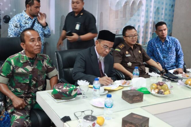 
 Penjabat (Pj) Bupati Nagan Raya, Fitriany Farhas, AP, S.Sos., M.Si yang diwakili oleh Sekretaris Daerah Ir.H. Ardimatha mengikuti Rapat Koordinasi Nasional (Rakornas) Pengendalian Inflasi Daerah, di Aula Badan Perencanaan Daerah (Bappeda) komplek Perkantoran Suka Makmue, Senin (14/11/2022). Foto/Dyasri  Gumpalannews.com