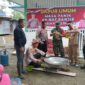 Untuk meringankan warga yang terkena Dampak Banjir. Kapolres Simeulue, AKBP, Jatmiko, SH, MH, bersama Anggota TNI dari Kodim 0115/Simeulue, membuka Dapur Umum untuk Korban Banjir Siang ini di Desa Ganting, Kecamatan Simeulue Timur, Aceh. Selasa (15/11/2022). Foto/Asmadi for Gumpalannews.com