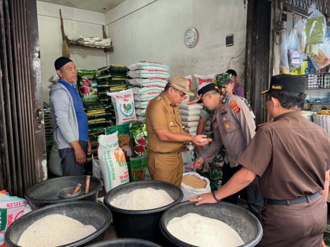 
 Penjabat (Pj) Bupati Aceh Barat Daya (Abdya), H. Darmansah, S.Pd, MM., turun langsung ke pasar tradisional Blangpidie dalam rangka peninjauan pencegahan inflasi di daerah setempat, Rabu (16/11/2022). Foto/Indra gor gumpalannews.com