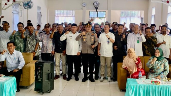 
 Penjabat (Pj) Bupati Aceh Barat Daya (Abdya), Darmansyah membuka kegiatan rapat koordinasi dan sosialisasi pembentukan Badan Ad Hoc dan penggunaan aplikasi SIAKBA. Kegiatan itu berlangsung di Aula Arena Motel Blangpidie, Jum'at (18/11/2022). Foto: Rahmat/gumpalan