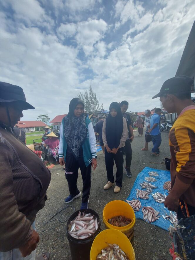 
 Penjabat (Pj) Bupati Nagan Raya, Fitriany Farhas, AP, S.Sos, M.Si melakukan peninjauan kondisi dan situasi Tempat Pelelangan Ikan (TPI) Kuala Tuha, Kecamatan Kuala Pesisir, Nagan Raya. Minggu (20/11/2022). Foto: Oja/Gumpalannews.com