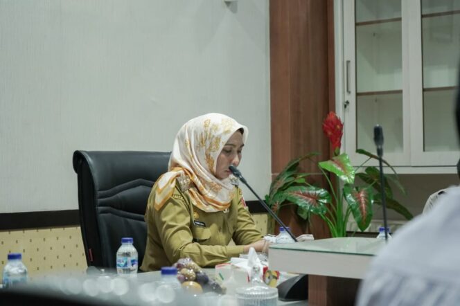 
 Penjabat (Pj) Bupati Nagan Raya Fitriany Farhas AP. S.Sos, M.Si mengikuti Zoom Meeting (Hybrid) dengan Kementerian Dalam Negeri (Kemendagri). Kegiatan itu berlangsung di Aula Badan Pengelolaan Keuangan Daerah (BPKD) Kabupaten setempat, Senin (21/11/2022). Foto: Dyasri/Gumpalannews.com