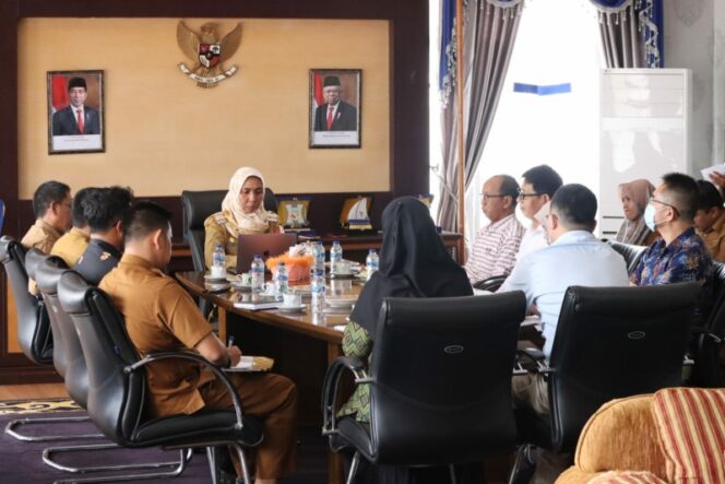 
 Pj Bupati Nagan Raya Fitriany Farhas AP. S.Sos, M.Si melakukan rapat dengan Pimpinan Pembangkit Listrik Tenaga Uap (PLTU) Suak Puntong Kecamatan Kuala Pesisir kabupaten setempat. Foto: Dyasri/Gumpalannews.com
