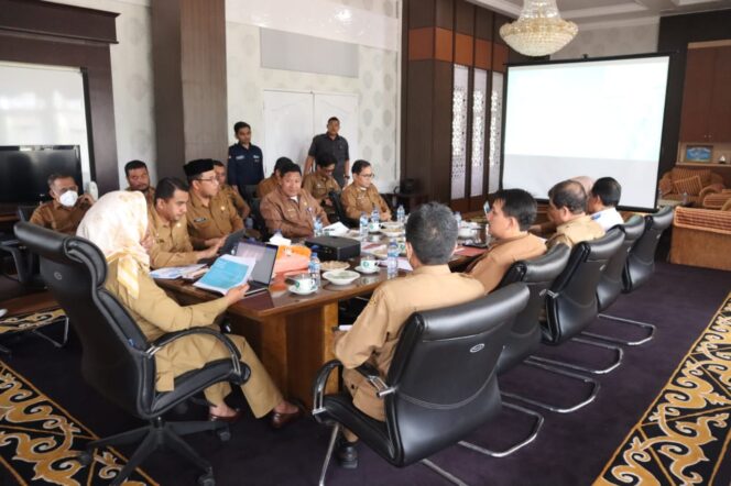 
 Penjabat (Pj) Bupati Nagan Raya, Fitriany Farhas, AP, SSos, MSi, paparkan hasil audiensi ke sejumlah kementerian dan lembaga di Jakarta belum lama ini. Paparan disampaikan melalui proyektor di depan Kepala SKPK terkait dan didampingi Sekda Ir H Ardimartha, berlangsung di Ruang Kerjanya, Senin (21/11/2022). Foto: Dyasri/Gumpalannews.com