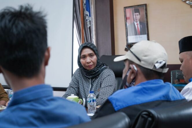 
 Penjabat (Pj) Bupati Nagan Raya, Fitriany Farhas,.AP, S.Sos., M.Si melakukan audiensi dengan Aliansi Buruh Kabupaten setempat.
Kegiatan tersebut beragendakan silahturahmi antara Aliansi Buruh dengan Pemerintah Kabupaten Nagan Raya berlangsung di ruang kerja Bupati komplek perkantoran Suka Makmue. Selasa (22/11/2022). Foto: Dyasri/Gumpalannews.com