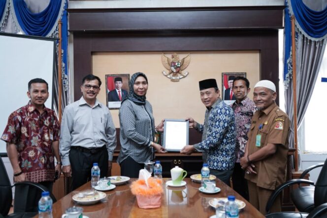 
 Penjabat (Pj) Bupati Nagan Raya, Fitriany Farhas, AP, S.Sos, M.Si lepas mahasiswa/i yang telah menyelesaikan kegiatan Kuliah Kerja Nyata (KKN) di kabupaten setempat, Selasa (22/11/2022). Foto: Dyasri/Gumpalannews.com