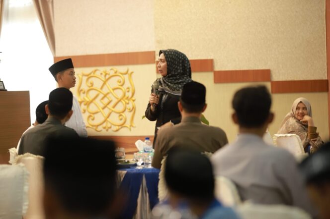 
 Penjabat (Pj) Bupati Nagan Raya, Fitriany Farhas AP, S.Sos, M.Si di sela-sela melakukan jamuan makan siang bersama dengan para peserta Festival Anak Sholeh Indonesia (FASI) di Pendopo Bupati setempat, Selasa (22/11/2022). Foto: Dyasri/Gumpalannews.com