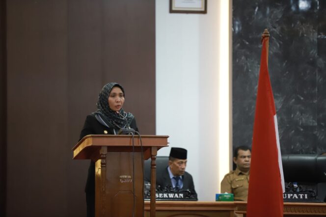 
 Penjabat (Pj) Bupati Nagan Raya, Fitriany Farhas, AP. S.Sos, M.Si, sampaikan Rancangan APBK Nagan Raya tahun anggaran 2023 dalam Rapat Paripurna DPRK setempat, Selasa (22/11/2022). Foto: Dyasri/Gumpalannews.com