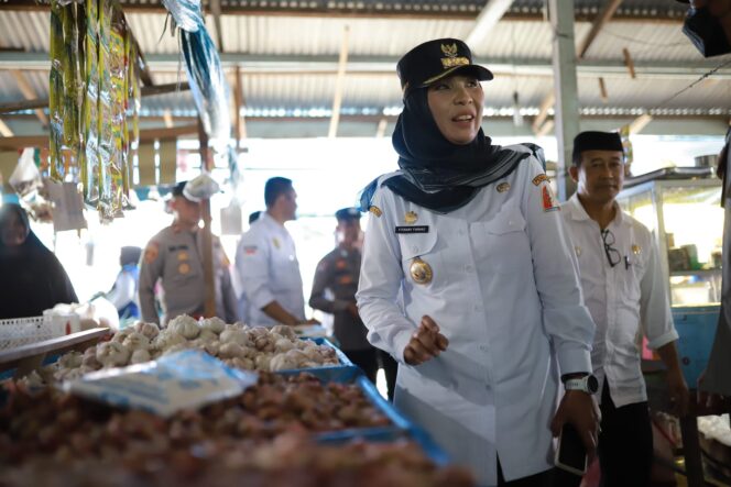 
 Penjabat (Pj) Bupati Nagan Raya Fitriany Farhas AP. S.Sos, M.Si lakukan peninjauan di sejumlah pasar di Nagan Raya. Diantaranya,  Pasar Uteun Puloe Kecamatan Seunagan Timur dan Pasar Ulee Jalan Kecamatan Beutong, kabupaten setempat. Rabu, (23/11/2022). Foto: Dyasri/Gumpalannews.com