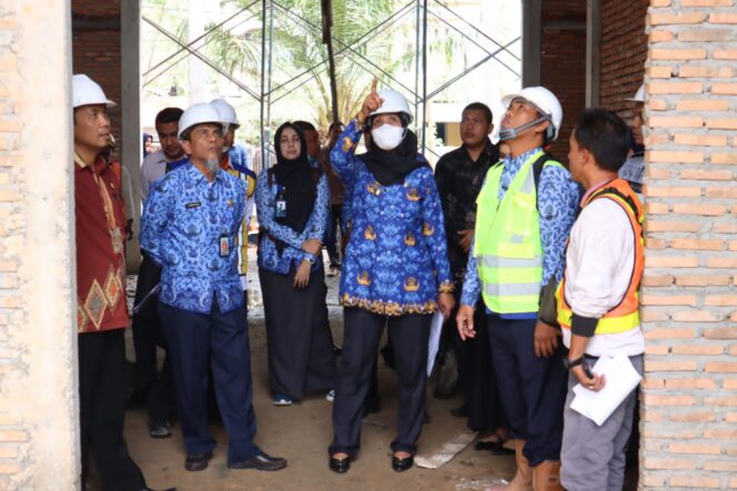 
 Penjabat (Pj) Bupati Nagan Raya, Fitriany Farhas, AP, S.Sos, M.Si melakukan kunjungan lapangan ke Rumah Sakit Umum Sultan Iskandar Muda (RSUD SIM) Ujong Patihah, Kecamatan Kuala, Jumat (25/11/2022). Foto: Idus/Gumpalannews.com