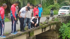 Pejabat Bupati Aceh Barat Daya H. Darmansah, S. Pd MM saat turun ke lokasi untuk melihat bangunan yang dibangun sekitar pada tahun 2004 yang lalu, tepatny ya di perbatasan antara Kecamatan Jeumpa dan Susoh. Jum'at (25/11/2022). Foto: Rusman/Gumpalannews.com