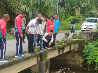 Pejabat Bupati Aceh Barat Daya H. Darmansah, S. Pd MM saat turun ke lokasi untuk melihat bangunan yang dibangun sekitar pada tahun 2004 yang lalu, tepatny ya di perbatasan antara Kecamatan Jeumpa dan Susoh. Jum'at (25/11/2022). Foto: Rusman/Gumpalannews.com