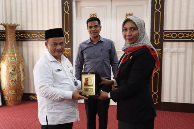
 Guna mempercepat penurunan angka stunting, Badan Kependudukan dan Keluarga Berencana Nasional (BKKBN) Provinsi Aceh lakukan silaturahmi dengan Pj Bupati Nagan Raya Fitriany Farhas, AP, S.Sos, M.Si, Jum'at (25/11/2022). Foto: Dyasri/ Gumpalannews.com