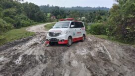 Kondisi Jalan ruas Nasreuhe - Lewak - Sibigo, di Desa Lubuk Baik Kecamatan Alafan yang sangat memperihatinkan. Tampak satu unit Ambulance sedang membawa pasien. Foto: Dok Gumpalannews.com
