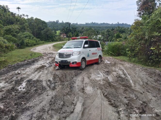 
 Kondisi Jalan ruas Nasreuhe - Lewak - Sibigo, di Desa Lubuk Baik Kecamatan Alafan yang sangat memperihatinkan. Tampak satu unit Ambulance sedang membawa pasien. Foto: Dok Gumpalannews.com