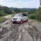 Kondisi Jalan ruas Nasreuhe - Lewak - Sibigo, di Desa Lubuk Baik Kecamatan Alafan yang sangat memperihatinkan. Tampak satu unit Ambulance sedang membawa pasien. Foto: Dok Gumpalannews.com